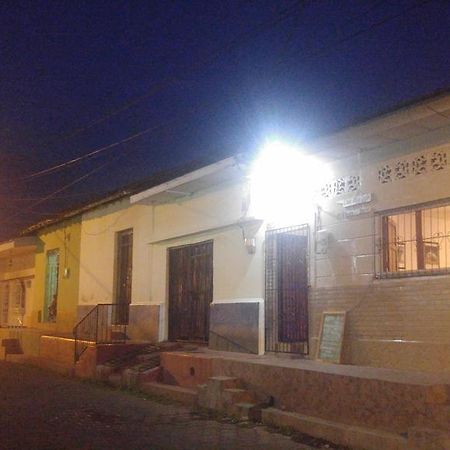 Casa Nica Leon Hostel מראה חיצוני תמונה